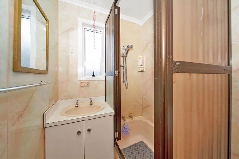 Photo of property in 10 Robbins Crescent, Hawera, 4610