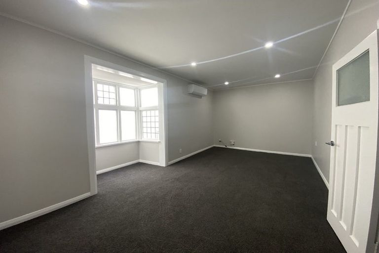 Photo of property in 230 Oriental Parade, Oriental Bay, Wellington, 6011