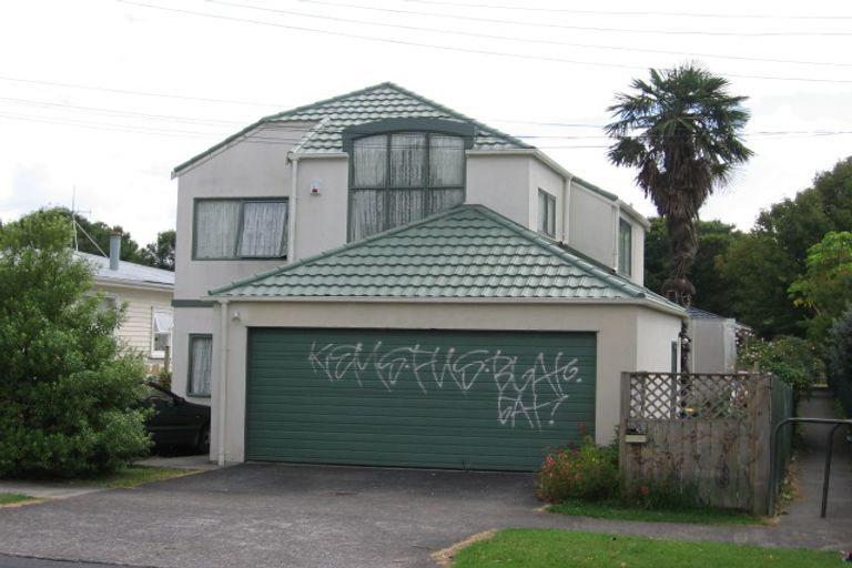 Photo of property in 2/39 Miro Street, New Lynn, Auckland, 0600