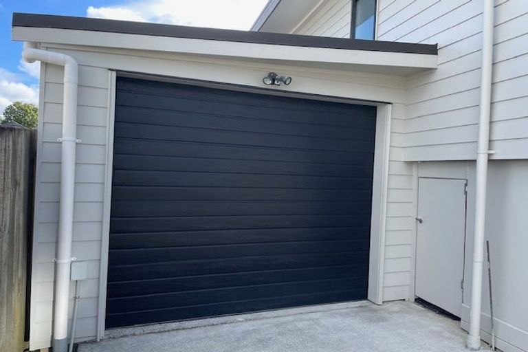 Photo of property in 12 Atlantis Place, Totara Vale, Auckland, 0629