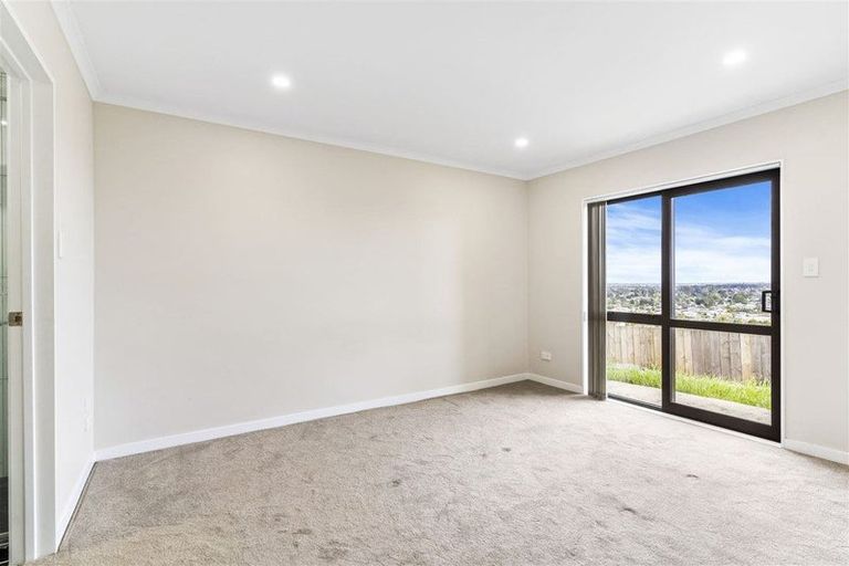 Photo of property in 11 Kirikiri Drive, Papakura, 2110
