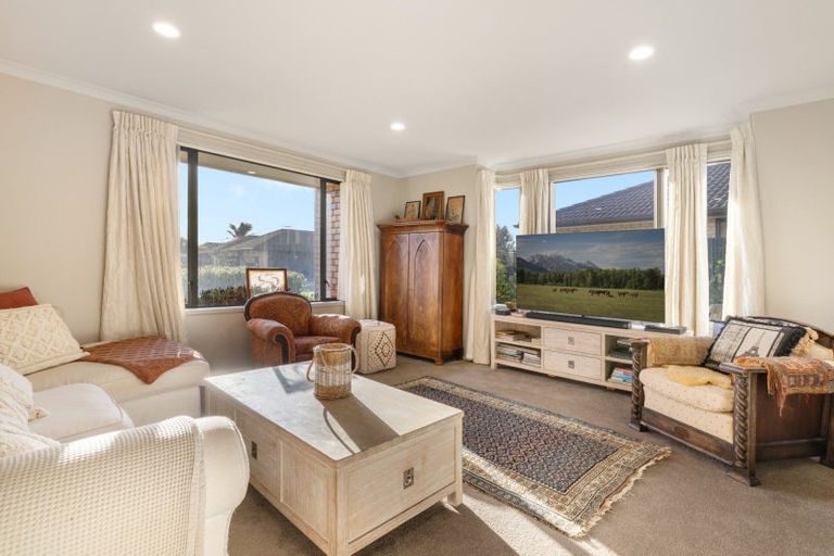 Photo of property in 5 Seabreeze Place, Papamoa Beach, Papamoa, 3118