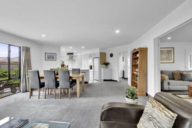 Photo of property in 28 Huntingdon Place, Avonhead, Christchurch, 8042