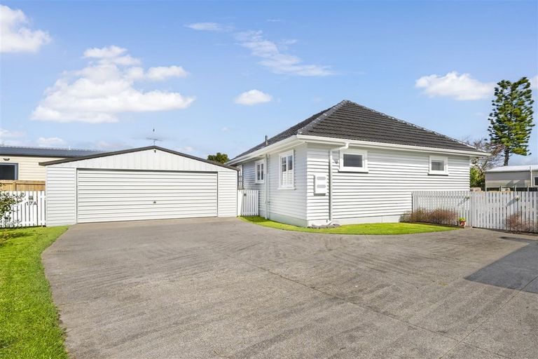 Photo of property in 17a Clinton Avenue, Te Atatu Peninsula, Auckland, 0610