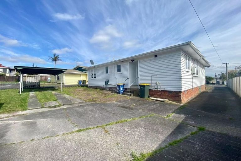 Photo of property in 5 Marlene Avenue, Te Atatu South, Auckland, 0610