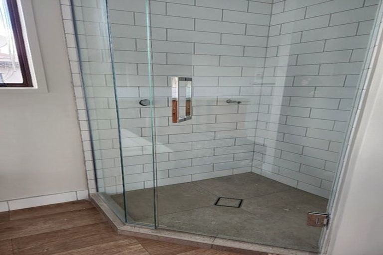 Photo of property in 2/10 Northumberland Avenue, Belmont, Auckland, 0622