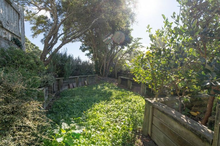 Photo of property in 8 Hillview Crescent, Paparangi, Wellington, 6037