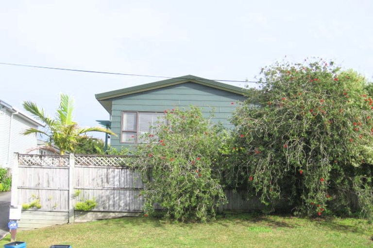 Photo of property in 21 Red Beach Road, Red Beach, 0932