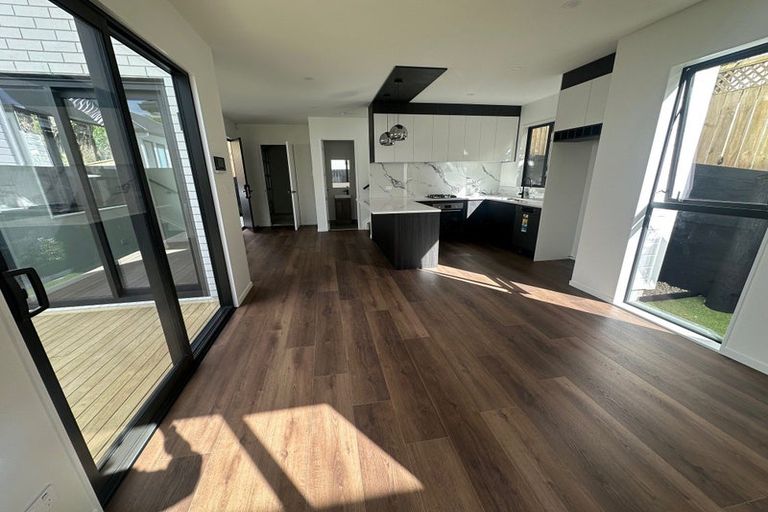 Photo of property in 1b Adelie Place, Murrays Bay, Auckland, 0630