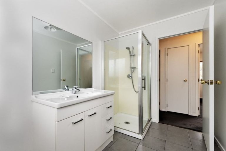 Photo of property in 8 Oakhaven Place, Ranui, Auckland, 0612