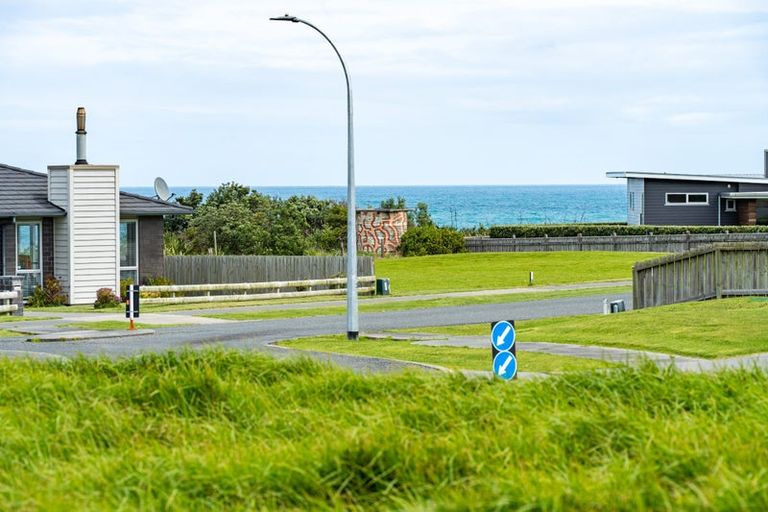 Photo of property in 2 Ambergris Place, Baylys Beach, 0377