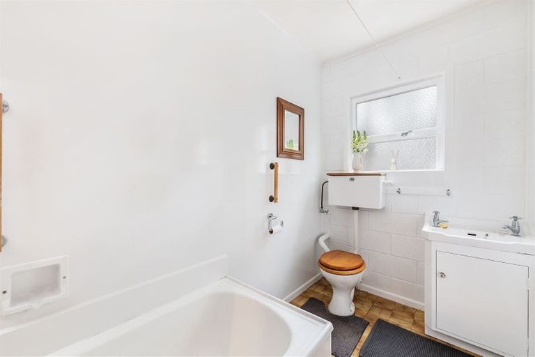 Photo of property in 20 Sunray Avenue, Titirangi, Auckland, 0604