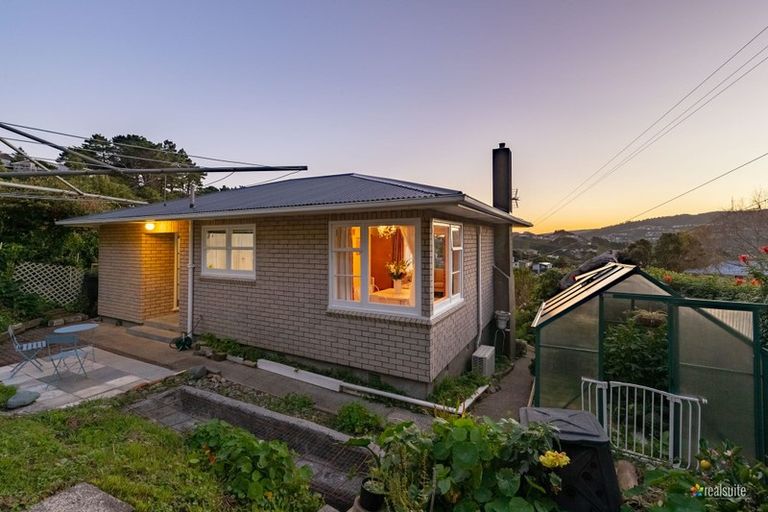 Photo of property in 19 Omega Street, Newlands, Wellington, 6037
