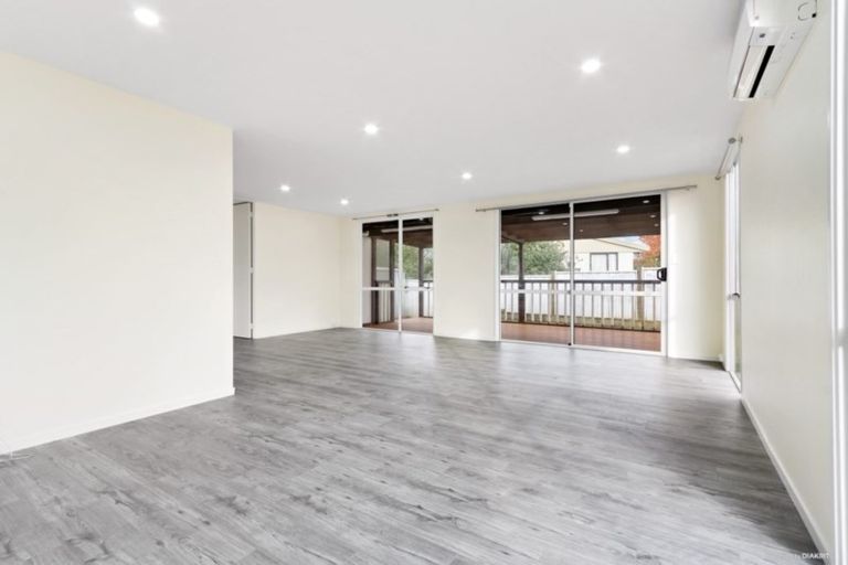 Photo of property in 8 Cameron Place, Ranui, Auckland, 0612