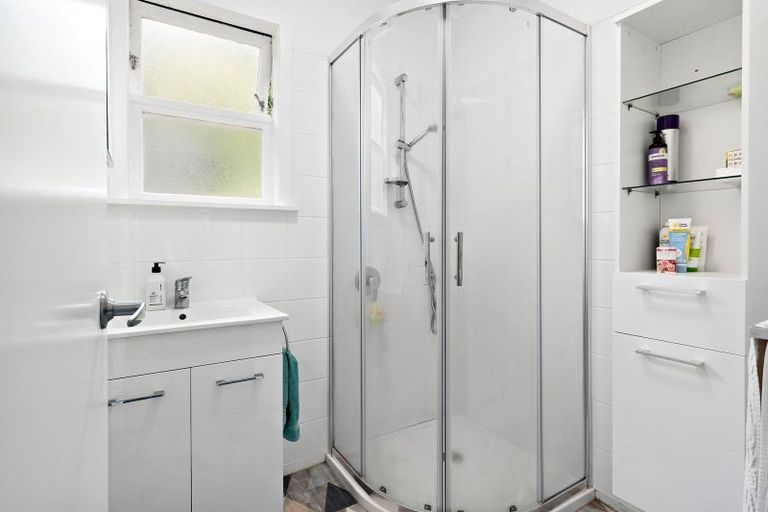 Photo of property in 36 Miles Crescent, Newlands, Wellington, 6037