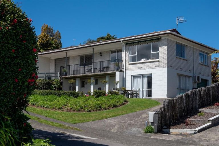 Photo of property in 3a Leo Place, Kawaha Point, Rotorua, 3010