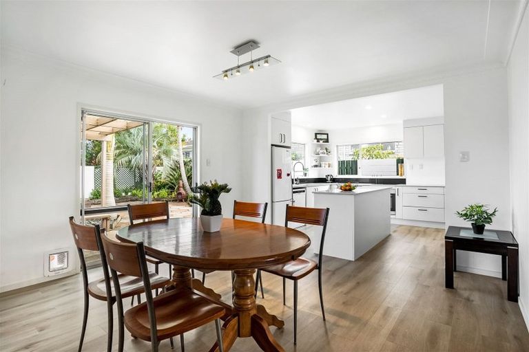 Photo of property in 4 Towra Place, Botany Downs, Auckland, 2010