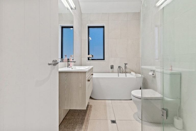 Photo of property in 26a Bernleigh Terrace, West Harbour, Auckland, 0618