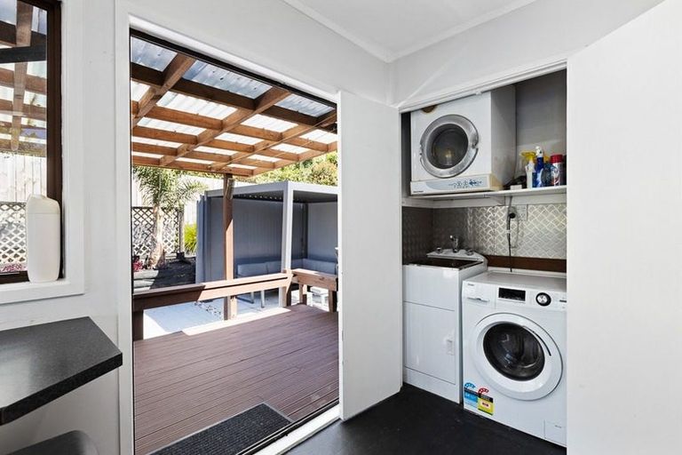 Photo of property in 20 Sandiacre Way, Browns Bay, Auckland, 0630