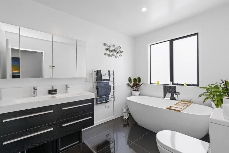 Photo of property in 32 Lanyon Place, Whitby, Porirua, 5024