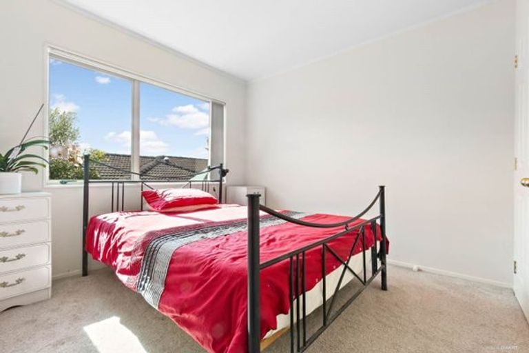 Photo of property in 3 Plumstead Rise, Glen Eden, Auckland, 0602