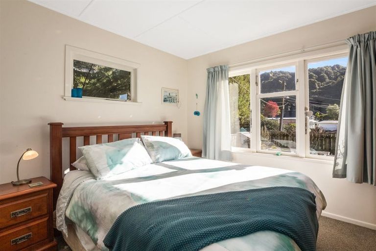 Photo of property in 27 Gardiner Grove, Wainuiomata, Lower Hutt, 5014