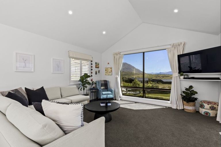 Photo of property in 12 Kinross Lane, Jacks Point, Queenstown, 9371