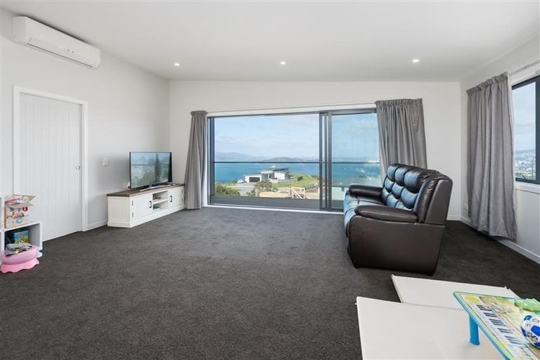 Photo of property in 7a Grumman Lane, Newlands, Wellington, 6037