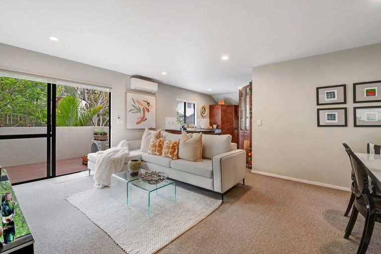 Photo of property in 19 Calypso Way, Unsworth Heights, Auckland, 0632