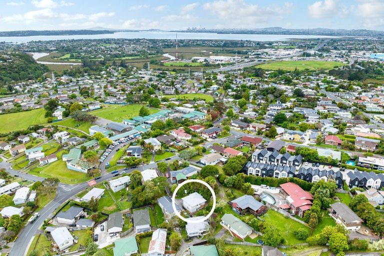 Photo of property in 2/16 Lilburn Crescent, Massey, Auckland, 0614