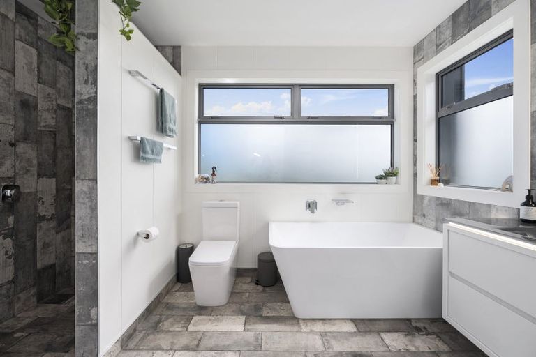 Photo of property in 20 Lancewood Way, Kinloch, Taupo, 3377