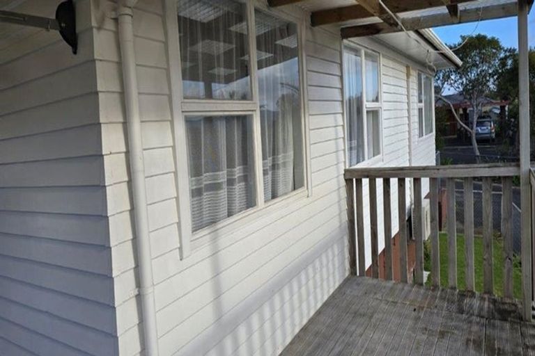 Photo of property in 1/37 Kirrie Avenue, Te Atatu South, Auckland, 0610