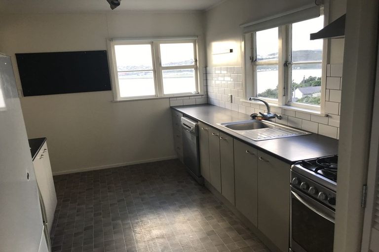 Photo of property in 41 Hungerford Road, Lyall Bay, Wellington, 6022