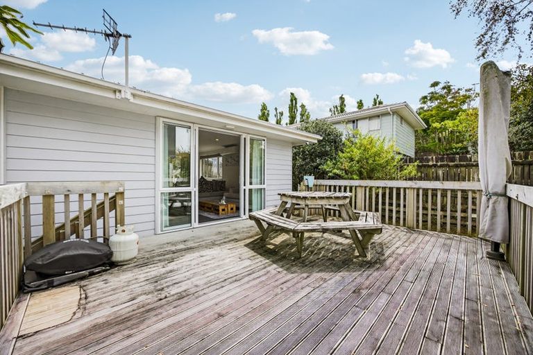 Photo of property in 6a Magdalen Place, West Harbour, Auckland, 0618