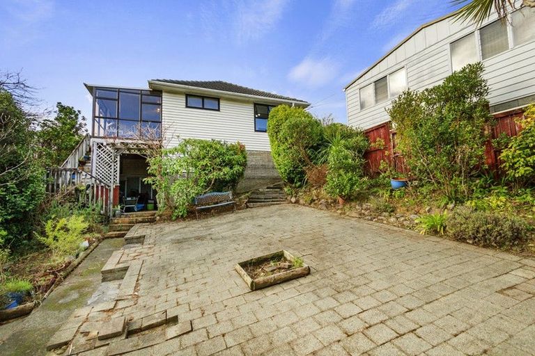 Photo of property in 2 Ryan Grove, Tawa, Wellington, 5028