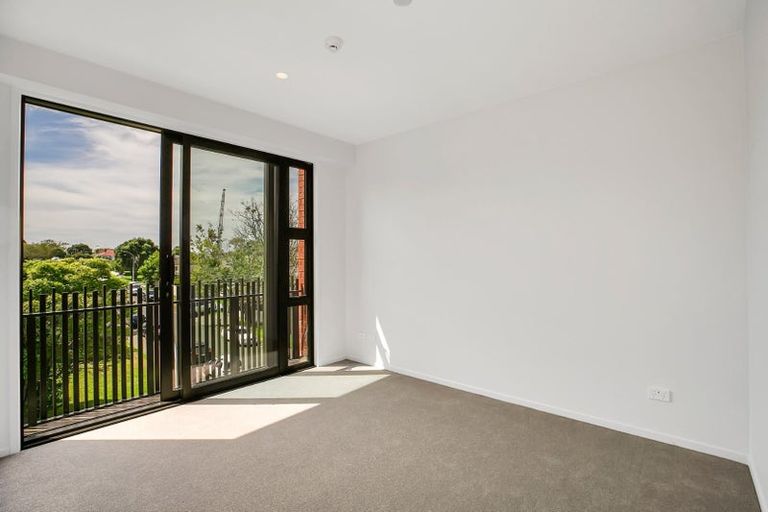 Photo of property in 2 Ko Street, Northcote, Auckland, 0627