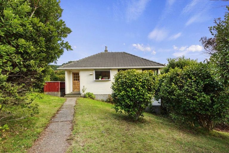Photo of property in 2 Ryan Grove, Tawa, Wellington, 5028