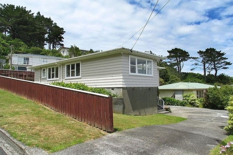 Photo of property in 16 Omega Street, Newlands, Wellington, 6037