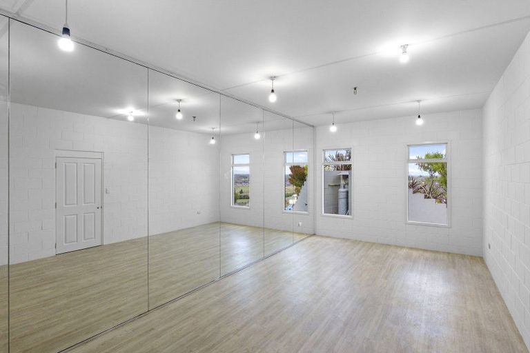 Photo of property in 37 Highcrest Heights, Westmorland, Christchurch, 8025