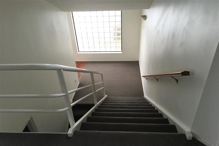Photo of property in 2/5 Seaford Place, Murrays Bay, Auckland, 0630