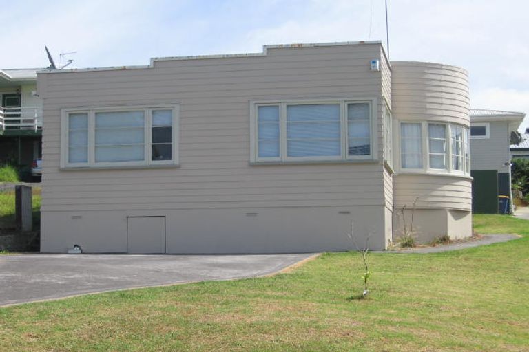 Photo of property in 2/18 Woodall Place, Totara Vale, Auckland, 0627