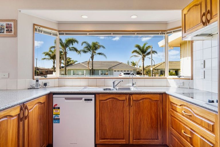 Photo of property in 38 Edward Avenue, Orewa, 0931