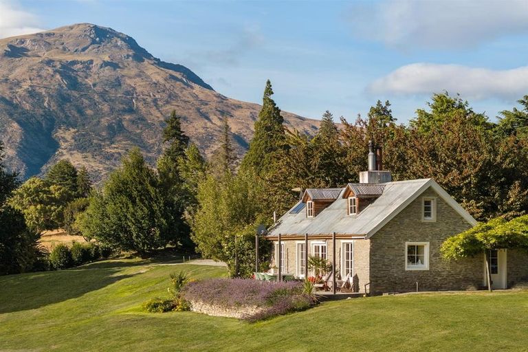 Photo of property in 2 Marshall Avenue, Lake Hayes, Queenstown, 9371