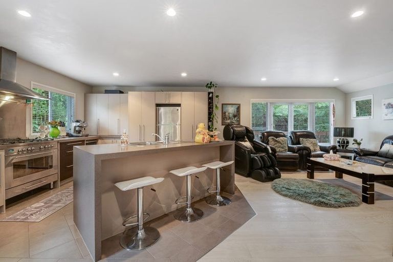 Photo of property in 15 Springwater Vale, Unsworth Heights, Auckland, 0632