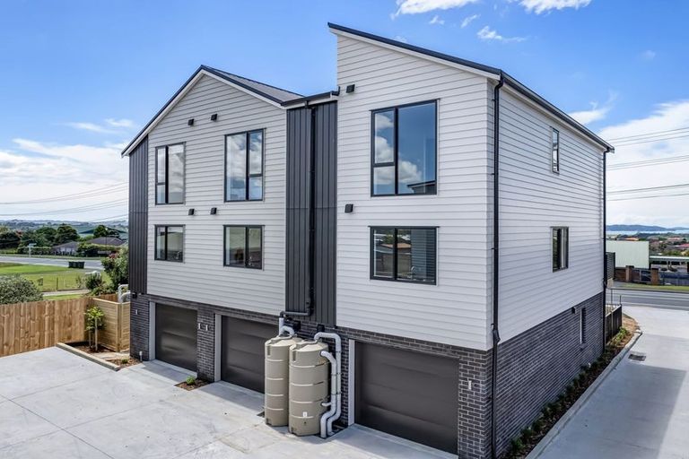 Photo of property in 2/504 Don Buck Road, Massey, Auckland, 0614