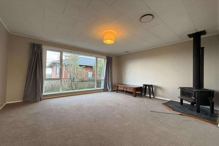 Photo of property in 52 Ruskin Road, Newlands, Wellington, 6037