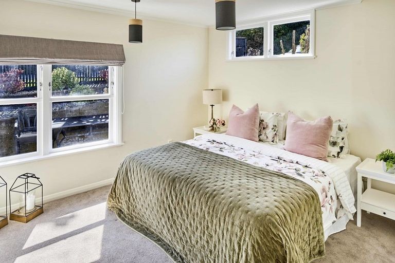 Photo of property in 2 Seaview Road, Paremata, Porirua, 5024