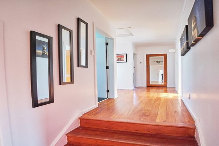 Photo of property in 17 Horokiwi Road West, Newlands, Wellington, 6037