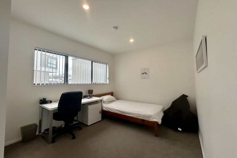 Photo of property in 2/13 Oteha Valley Road, Northcross, Auckland, 0632