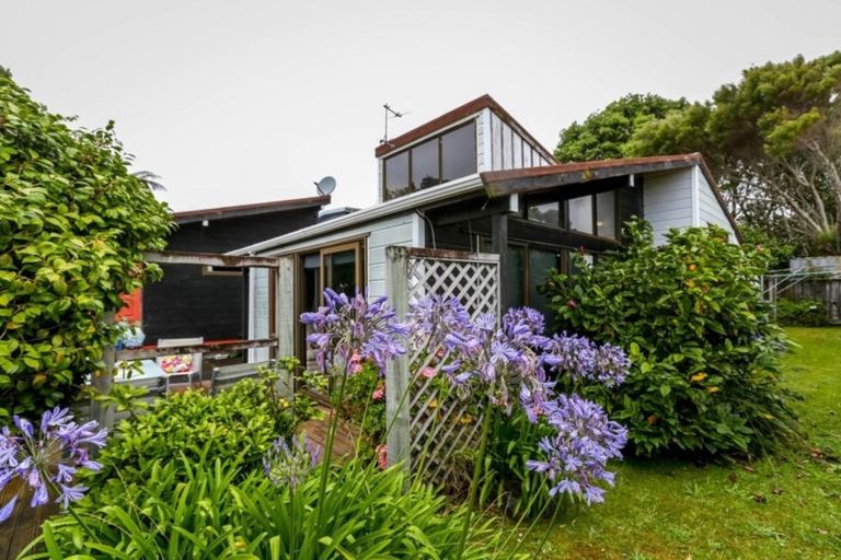 Photo of property in 18 Saint Ives Grove, Whalers Gate, New Plymouth, 4310